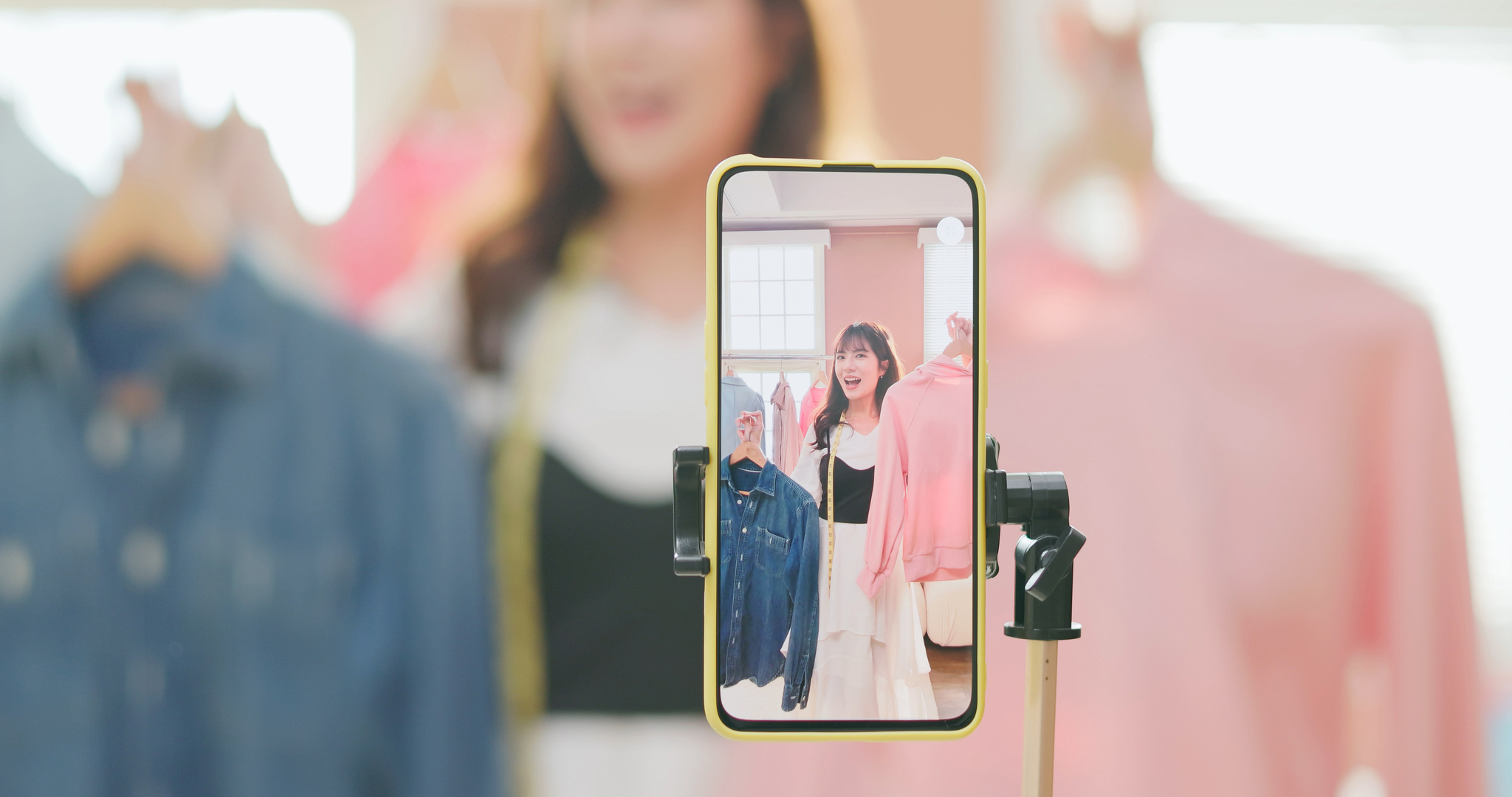 girl sells clothes live stream